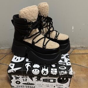 Koi fluffy Vilun  winter platforms.